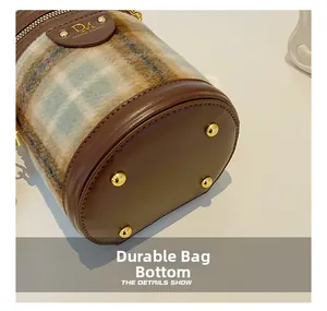Détails du fond de sac seau en cuir avec pieds en métal et tissu à carreaux rétro