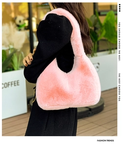 Dettaglio della borsa hobo in peluche rosa con texture in ecopelliccia e design a mezzaluna