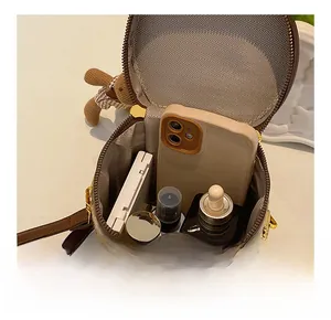Vue détaillée du sac seau cylindrique montrant l'intérieur spacieux et la texture peluche