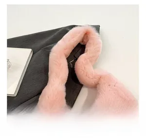Dettaglio ravvicinato della morbida texture in peluche rosa e della comoda tracolla