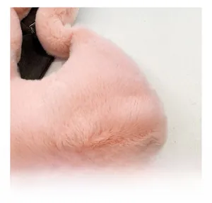 Macro della trama in ecopelliccia rosa soffice per borsa a mezzaluna capiente