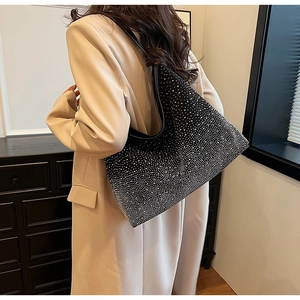 Elegante borsa a tracolla con strass argentati su camoscio nero indossata da modella
