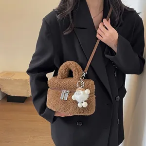 Petit Sac Seau en Peluche Sherpa pour Femmes Avec Pendentif Mignon Sac Bandoulière Décontracté pour Automne Hiver