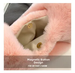 Dettaglio ravvicinato della borsa in ecopelliccia rosa con chiusura magnetica e fodera interna