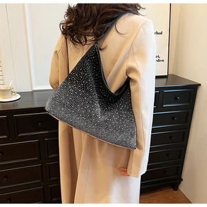 Macro di una borsa Hobo nera scintillante con dettagli in strass luccicanti