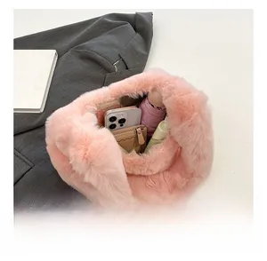 Borsa a mezzaluna in peluche rosa con spazio interno per telefono e portafoglio