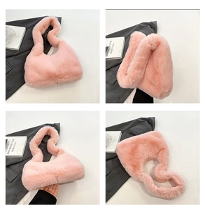 Viste dettagliate della borsa a mezzaluna in peluche rosa con consistenza morbida in ecopelliccia
