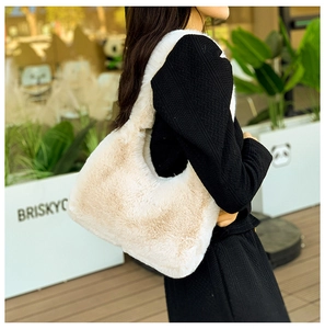 Dettaglio della texture della borsa a mezzaluna in peluche color crema in morbida ecopelliccia