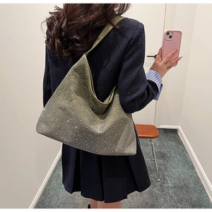 Dettaglio della borsa hobo verde militare con strass scintillanti e trama scamosciata