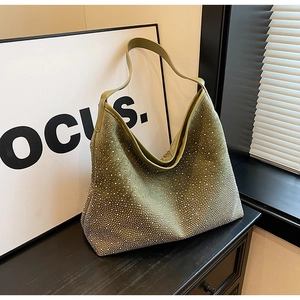 Dettaglio della borsa hobo verde oliva con strass argentati e tracolla in pelle