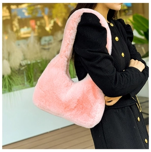 Dettaglio borsa hobo rosa peluche con texture soffice e design a mezzaluna alla moda