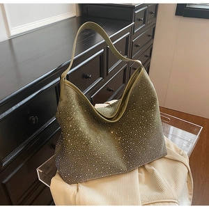 Dettaglio borsa tote in pelle scamosciata verde muschio con strass scintillanti