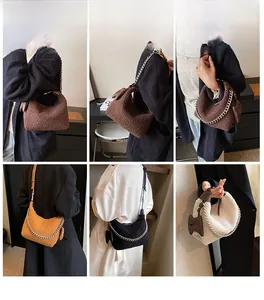 Sac en laine d'agneau en quatre couleurs avec chaîne métallique et nœud décoratif