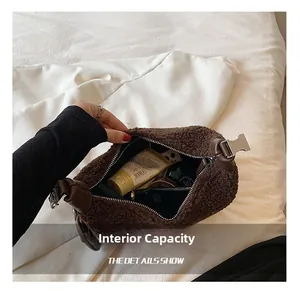Vue détaillée de la capacité interne et du zip du sac à bandoulière en peluche brune
