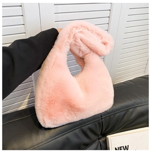Dettaglio borsa peluche rosa con manico annodato che mostra la pelliccia sintetica morbida