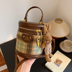 Sac seau en cuir marron à carreaux verts avec breloque lapin et poignée haute