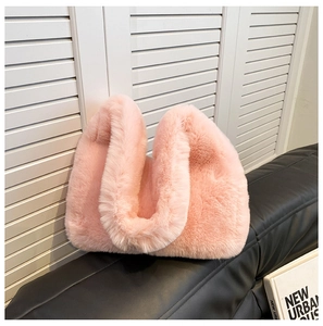 Dettaglio della borsa in pelliccia sintetica rosa con texture soffice su pelle