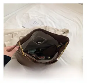 Vue détaillée du grand sac cabas marron foncé montrant son intérieur spacieux et pratique