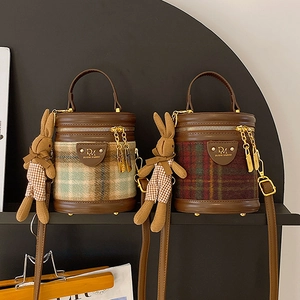 Sac seau chic à carreaux avec garniture en cuir et charm lapin pour femmes
