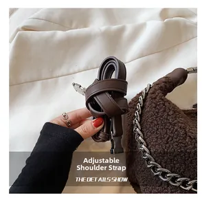 Détail de la bandoulière en similicuir réglable sur un sac à bandoulière en polaire marron