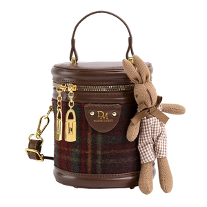 Sac seau vintage en tweed à carreaux rouge et vert avec garniture en cuir et breloque lapin