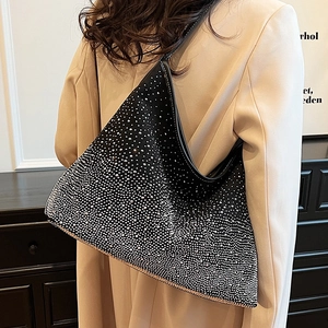 Borsa a secchiello hobo con strass argento e tracolla in pelle nera da donna