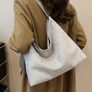 Elegante borsa hobo in strass argento ad alta capacità indossata a spalla