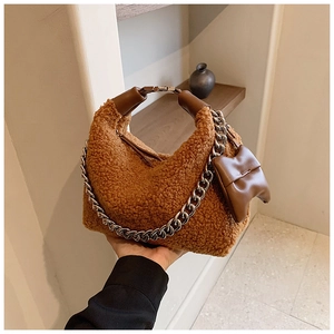 Vue détaillée du sac à main en polaire peluche caramel avec chaîne argentée et cuir