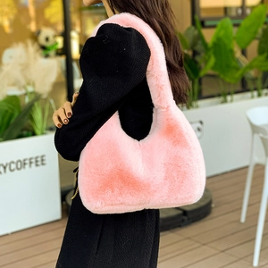 Borsa a spalla a mezzaluna in peluche rosa con morbida texture in finta pelliccia