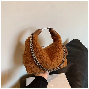 Détail du sac en polaire teddy marron avec chaîne argentée et poignée en cuir