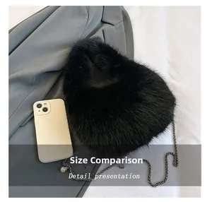 Mini bolso bandolera de pelo sintético negro con cadena de perlas y tamaño comparativo