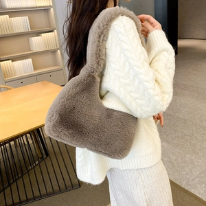 Borsa a mezzaluna in finta pelliccia grigia con texture morbida per la moda autunno-inverno