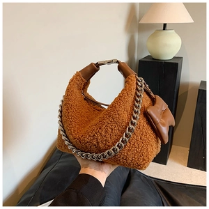 Détail du sac à main marron en fausse fourrure avec chaîne argentée et mini pochette