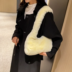 Elegante borsa hobo in ecopelliccia crema con consistenza morbida per il pendolarismo