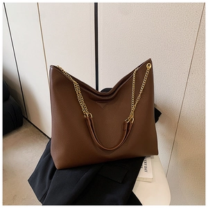 Détail du sac cabas marron en cuir PU avec bandoulière en chaîne dorée et texture