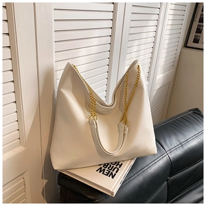 Détail du sac Hobo blanc avec chaîne dorée et texture cuir synthétique grainé