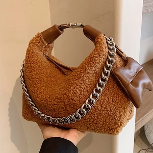 Sac fourre-tout en polaire marron avec poignées en cuir et chaîne argentée