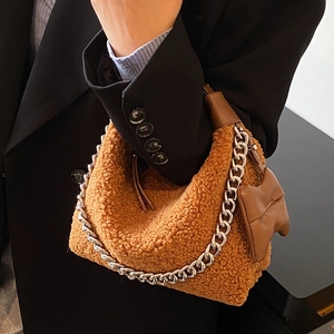 Sac à main marron en peluche avec grosse chaîne argentée et texture douce pour l'hiver