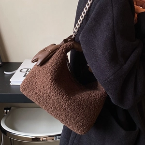 Sac à bandoulière en laine d'agneau marron avec chaîne argentée et détail de nœud d'hiver