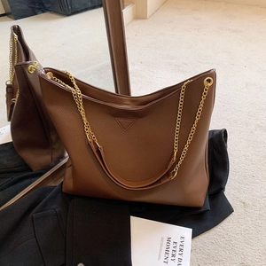 Sac seau en cuir PU marron à texture litchi avec bandoulière chaîne dorée et triangle