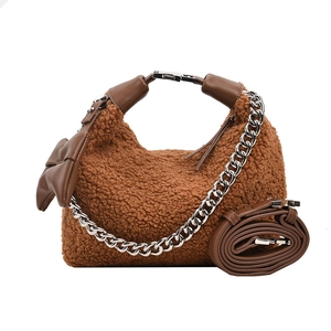 Sac à main en peluche marron en forme de croissant avec chaîne et bandoulière