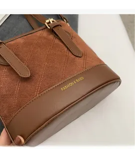 Detailaufnahme der braunen gesteppten Beuteltasche aus Wildlederimitat mit Goldbuckle