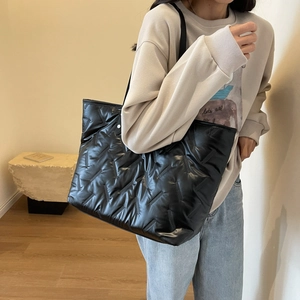 Minimalist black quilted tote bag with large capacity for casual daily commuting