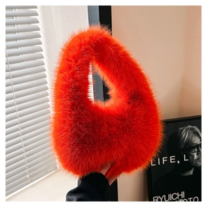 Primer plano del bolso de peluche naranja brillante con textura de piel sintética