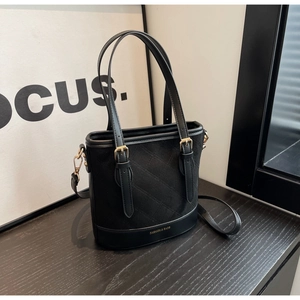 Detail der schwarzen gesteppten Beuteltasche mit goldenen Details und Schultergurt