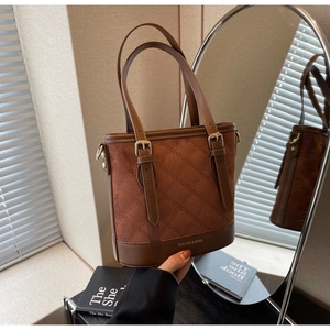 Detail einer braunen Beuteltasche mit Stepp-Matt-Textur und verstellbaren Trageriemen