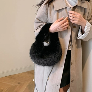 Bolso elegante de piel sintética negra con cadena plateada y colgantes de perlas