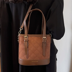 Braune gesteppte Eimer-Handtasche aus Wildleder-Optik mit Lederboden und Schultergurt