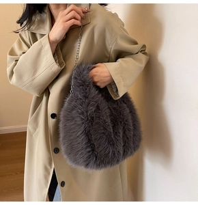 Sac bandoulière en peluche gris foncé avec chaîne argentée et manteau kaki