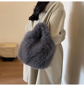 Détail du sac bandoulière en fausse fourrure gris foncé avec chaîne en métal argenté souple